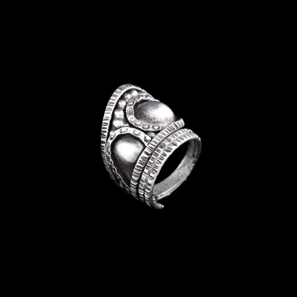 Bague en argent massif, une création originale entièrement faite à la main. Son travail en repoussé et ses soudures révèlent un relief saisissant, tandis que la patine met en lumière le talent de l’artisan.e.