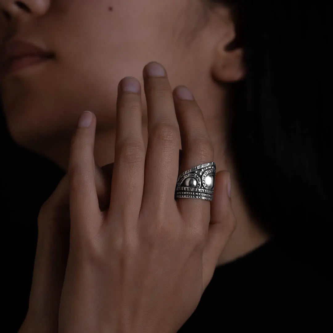 Cette bague en argent contemporaine N°58 est un véritable chef-d'œuvre. Travaillée sans moulage et ponctuée de détails raffinés, elle est à la fois élégante et audacieuse - Itsara bijoux