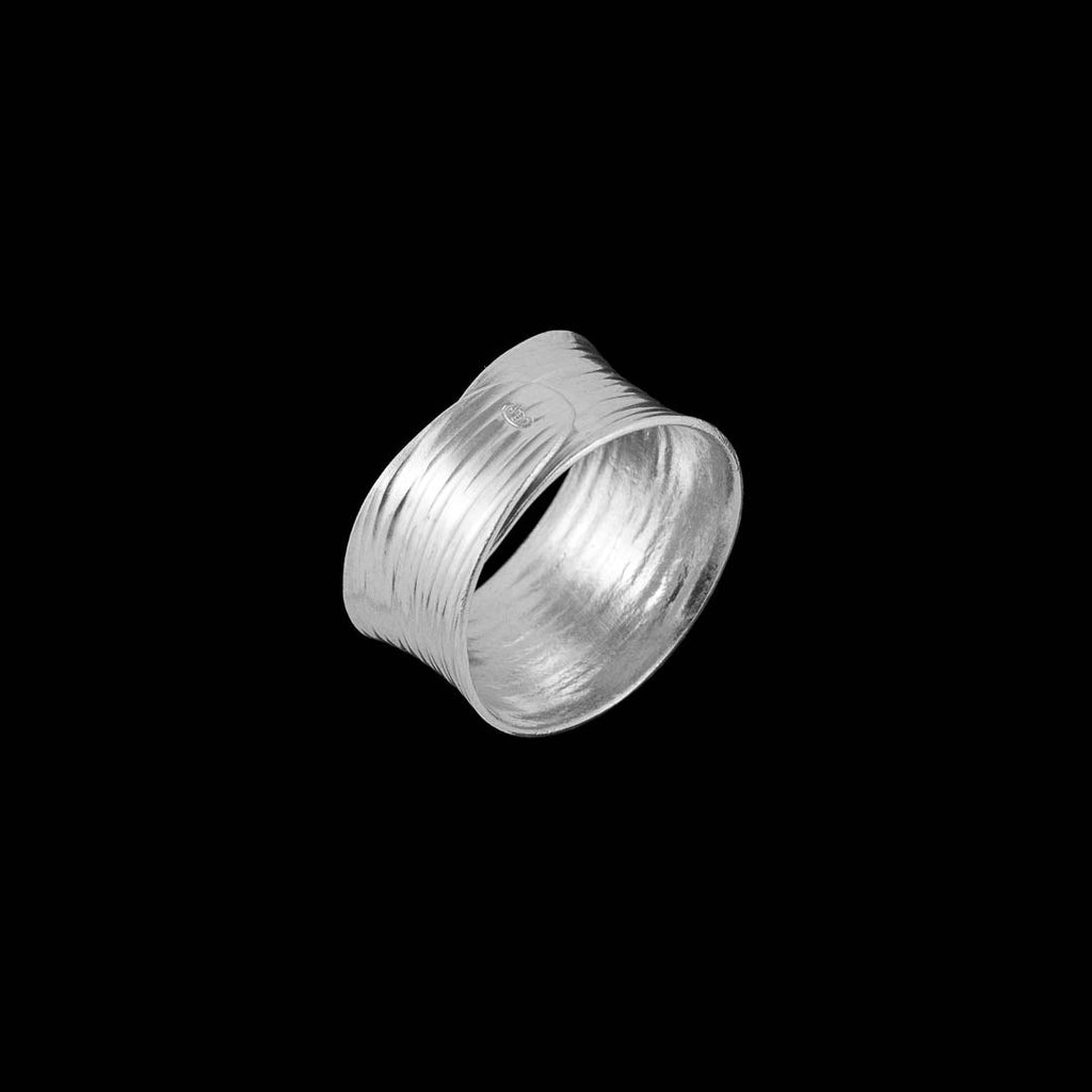 Bague artisanale en argent massif ethnique N°04 vue de dos pour femme, présentant des détails striés et un design épuré - Itsara bijoux