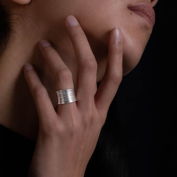 Bague ethnique en argent massif pour femme, avec un design strié, portée sur la main