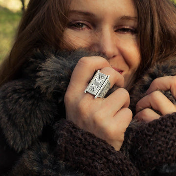 Femme portant une bague artisanale en argent massif avec des gravures ethniques, bijou traditionnel conçu à la main.