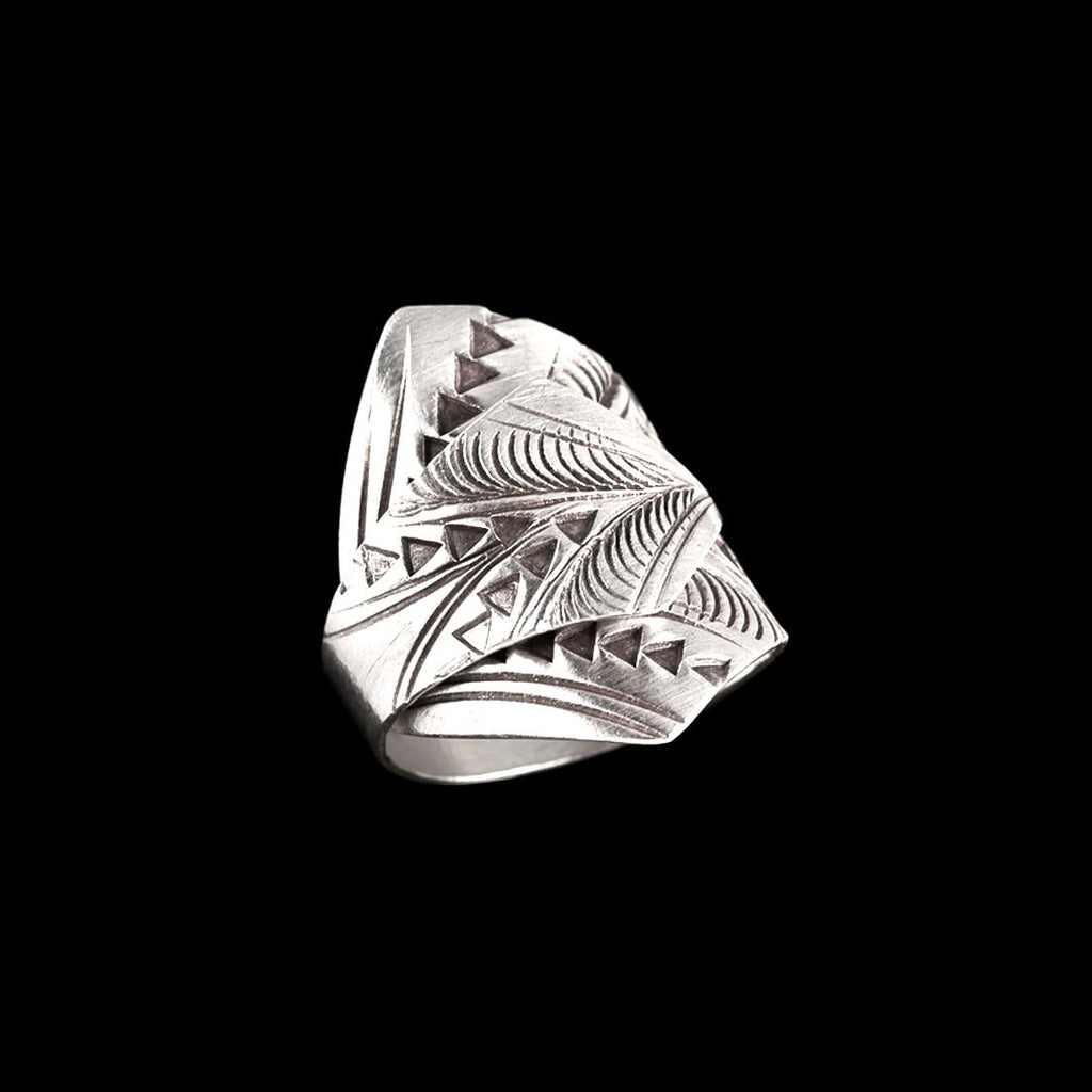 Bague artisanale en argent massif avec des motifs poinçonnés à la main, bijou ethnique au design graphique captivant