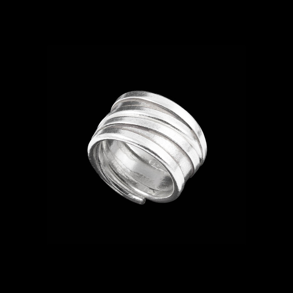 Bague artisanale en argent massif ethnique N°14 enroulée sur elle-même, bijou fait à la main avec un design modulable et légèrement patiné - Itsara bijoux