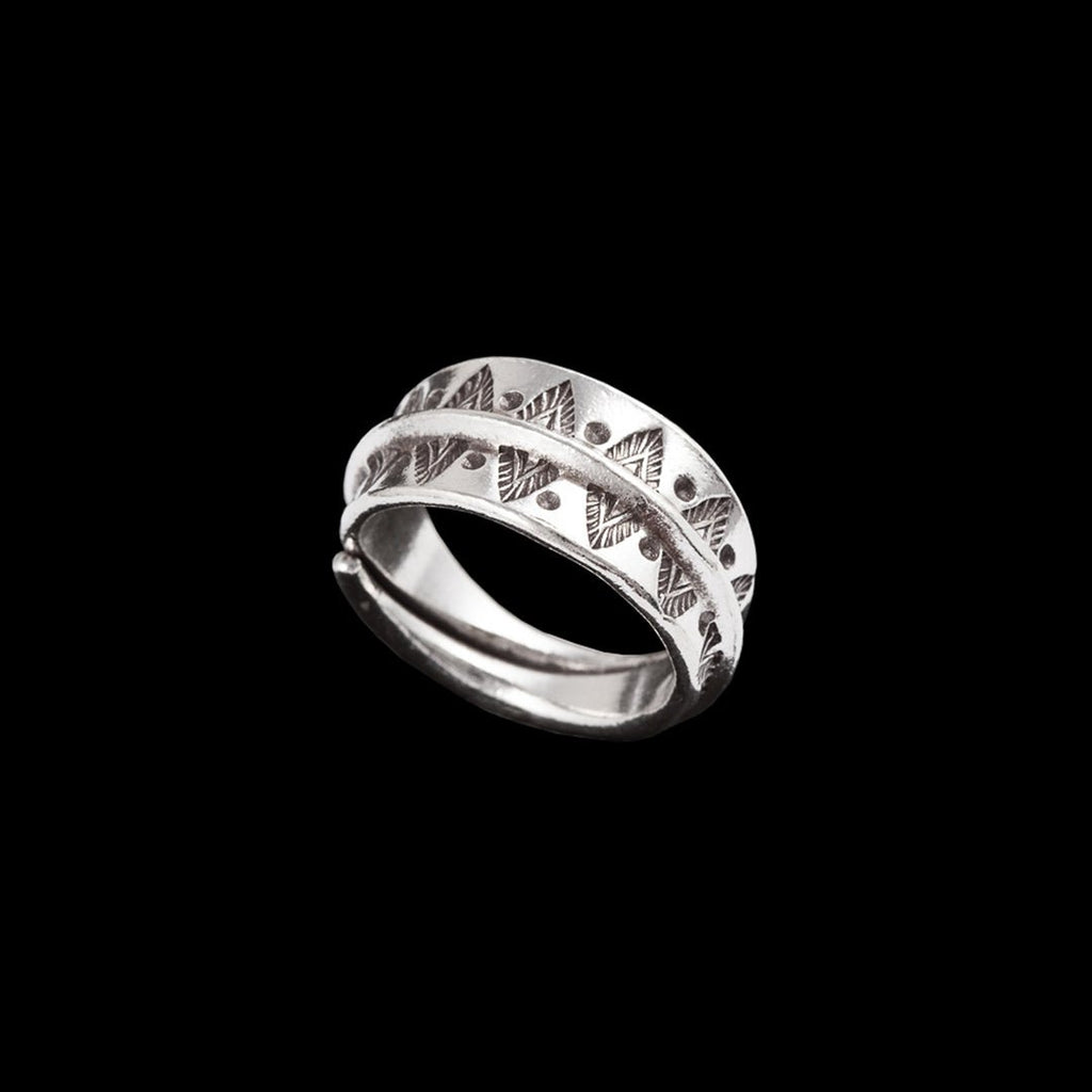 Bague artisanale en argent massif de style ethnique avec motifs symétriques poinçonnés à main levée