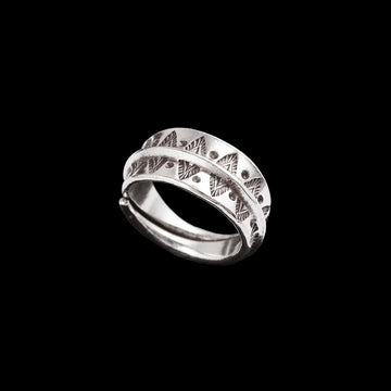 Bague artisanale en argent massif ethnique N°27 de style ethnique avec motifs symétriques poinçonnés à main levée - Itsara bijoux