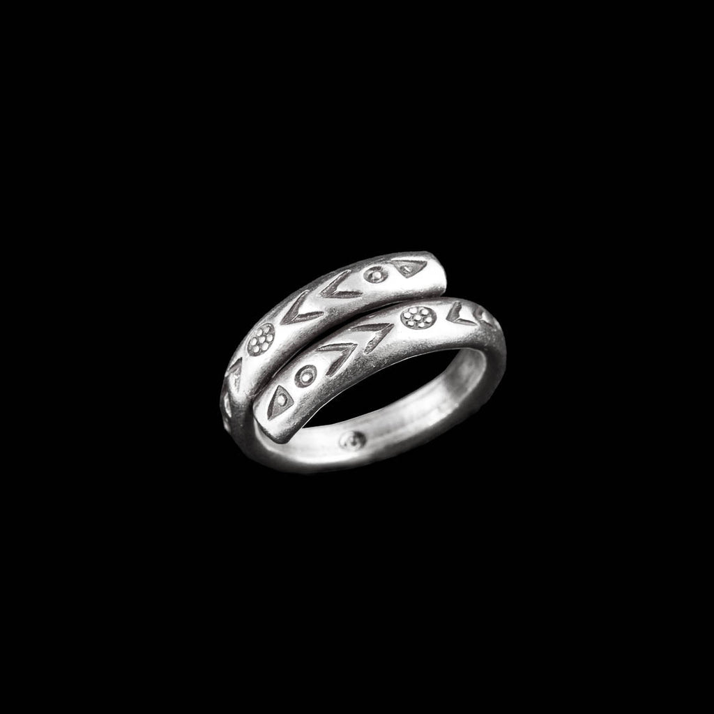 Bague ethnique en argent massif N°31, patinée avec des symboles tribaux poinçonnés à main levée, bijou artisanal et non genré - Itsara bijoux