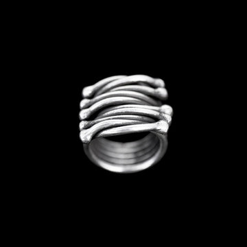 Bague artisanale en argent massif ethnique N°34 composée de 5 anneaux noués sur le dessus, avec des extrémités arrondies et une patine subtile - Itsara bijoux