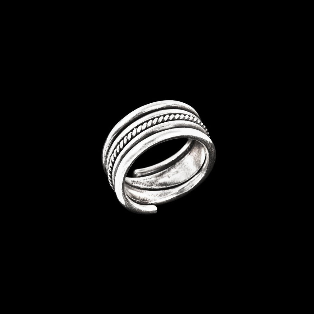 Bague en argent massif artisanale, avec un fil torsadé et patiné au milieu, anneau large au design enroulé.