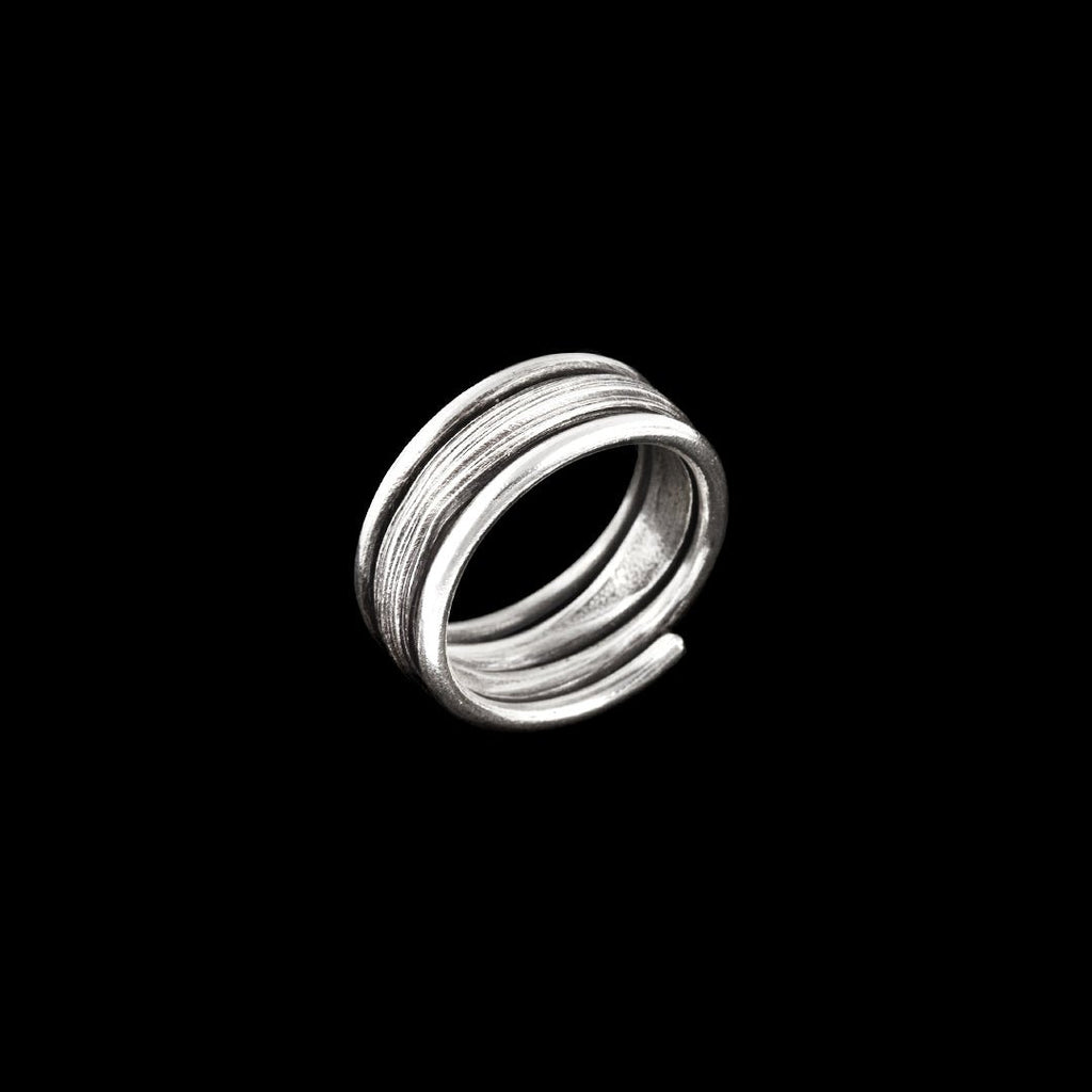 bague en argent massif ethnique N°47 non genré, fait à la main, avec un design enroulé et une partie centrale bombée et patinée - Itsara bijoux