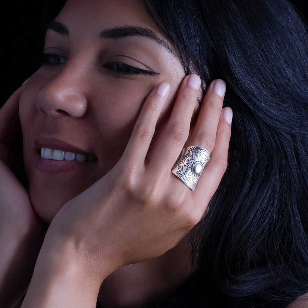 Femme portant une bague ethnique N°53 en argent massif avec un motif de soleil en repoussé, bijou artisanal solaire et protecteur - Itsara bijoux