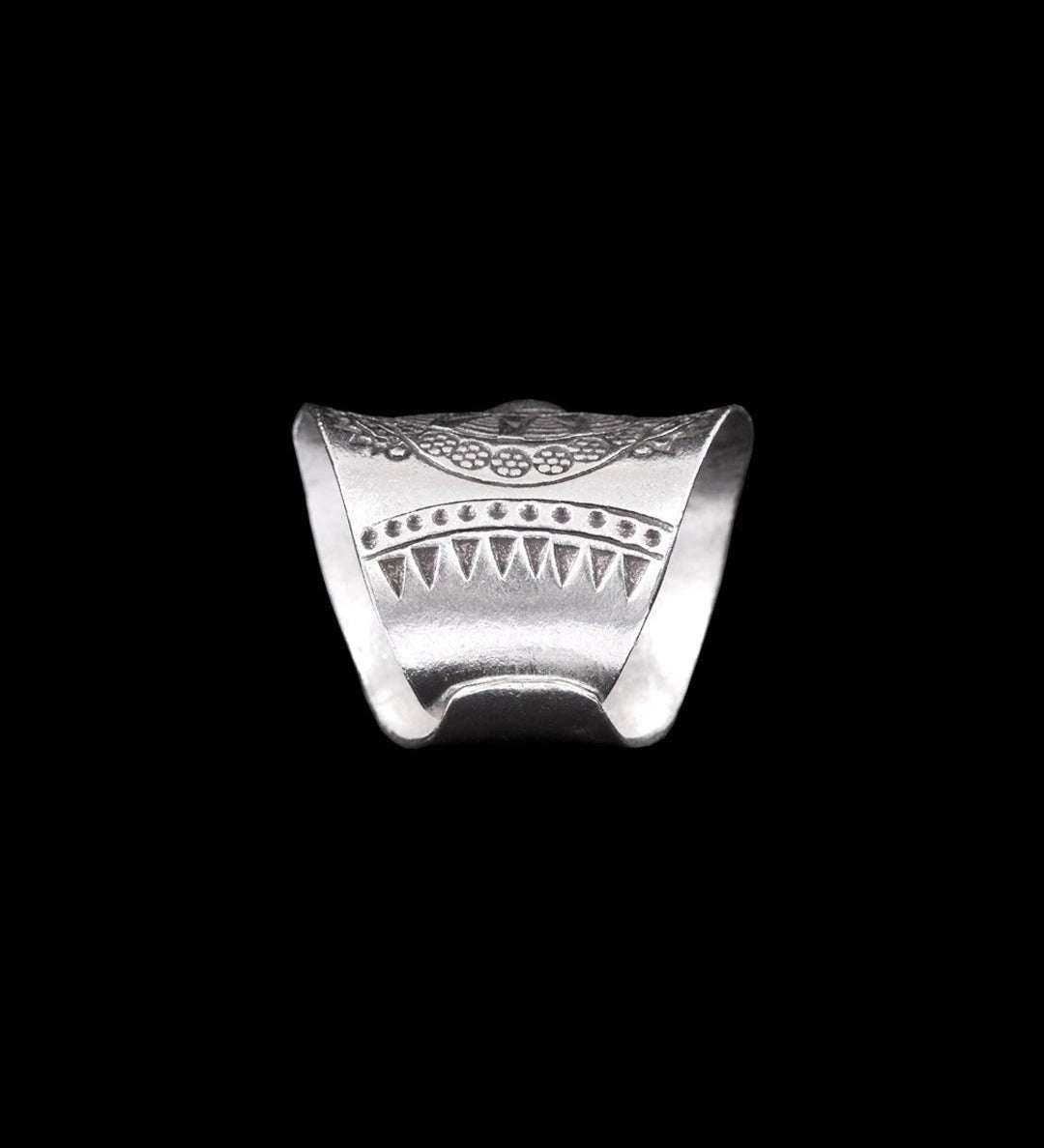 Bague ethnique en argent massif N°53 avec un motif de soleil en relief et une patine subtile, bijou artisanal protecteur - Itsara bijoux