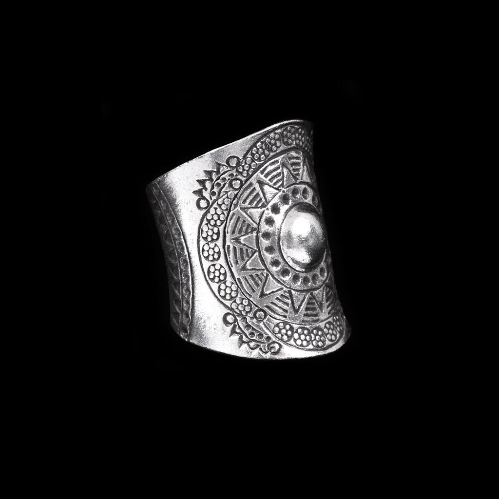 Bague ethnique en argent massif N°53 avec un motif de soleil en relief et une patine subtile, bijou artisanal protecteur - Itsara bijoux