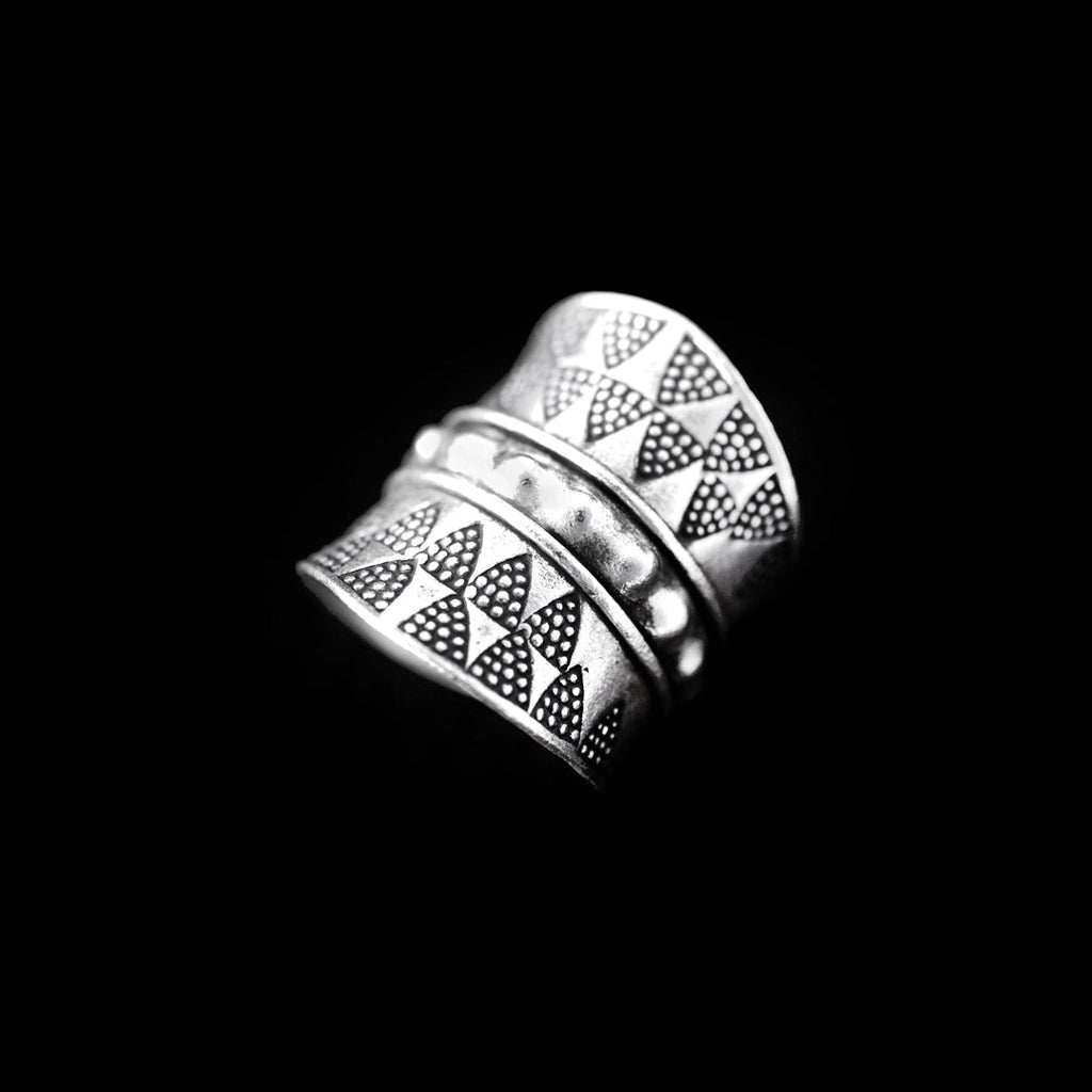 Bague en argent massif ethnique N°54, ornée de motifs géométriques et ceinturée de ronds en repoussé, bijou artisanal inspiré des tribus du triangle d'or - Itsara bijoux