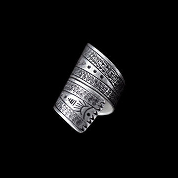 Bague artisanale en argent massif ornée de deux dragons stylisés face à face, motifs poinçonnés à main levée, bijou ethnique symbolique