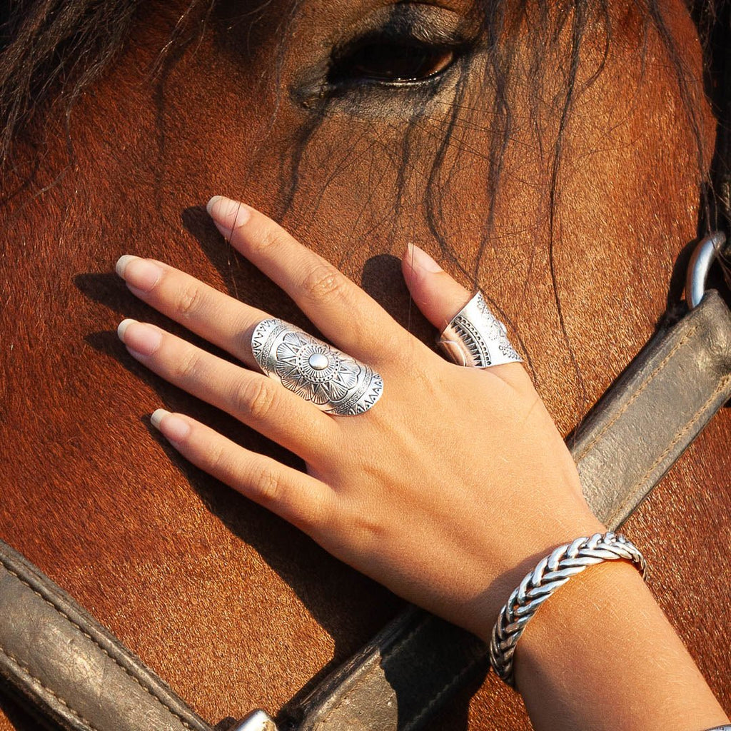 Femme portant une grande bague artisanale en argent massif ethnique N°59 avec des motifs ethniques, prenant toute la phalange, bijou solaire et symbolique - Itsara bijoux