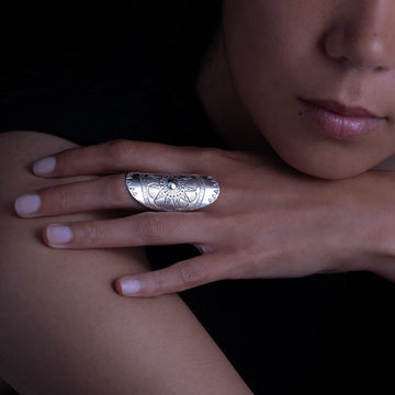 Femme portant une bague artisanale en argent massif ethnique N°59, couvrant toute la phalange, avec des motifs ethniques symboliques, bijou solaire - Itsara bijoux