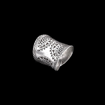 Bague artisanale en argent massif, poinçonnée à la main avec des motifs géométriques uniques. La patine révèle son design ethnique intemporel, offrant à cette pièce une personnalité forte et authentique.