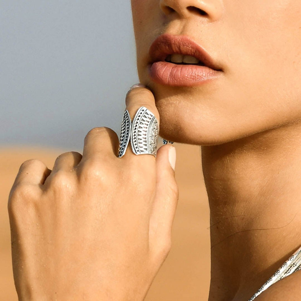 Bague en argent massif ethnique N°83, faite à la main avec motifs de têtes de dragons stylisées. Bijou ethnique inspiré des traditions des ethnies du triangle d'or, révélée par une patine subtile - Itsara bijoux