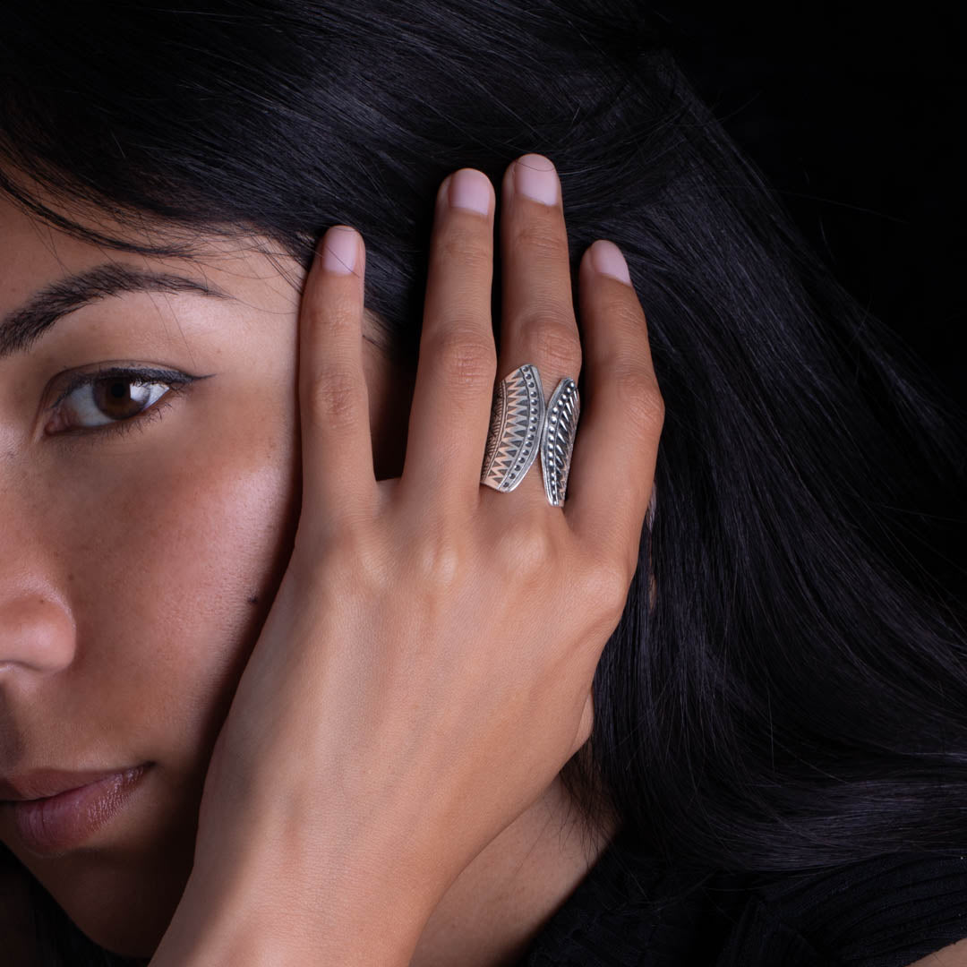 Bague en argent massif ethnique N°83 portée par une femme, motif de dragon gravé, inspirée des traditions ancestrales du triangle d'or. Symbole de puissance et de protection, à la patine délicate - Itsara bijoux