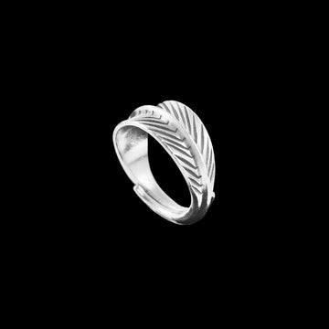 Cette jolie bague artisanale en argent massif N°04 vient s'enrouler sur votre doigt, végétalement... Le travail des nervures en poinçonnage. La nervure principale en relief et la délicate patine, apporte beaucoup de mouvement à ce bijou. Une bague parfaite pour les amoureux de la Nature - Itsara bijoux