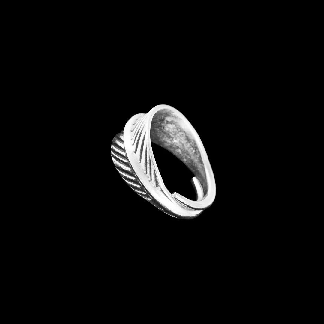 La bague en argent feuille N°04 pour femme Itsara Bijoux incarne un design végétal avec sa nervure principale en relief. Sa finition patinée sublime le mouvement naturel du bijou autour du doigt - Itsara bijoux

