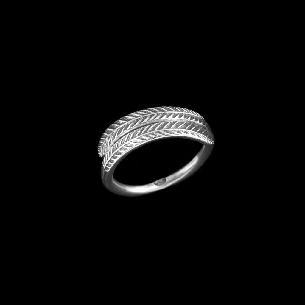 Bague artisanale en argent massif N°05, fine et sobre. Les deux parties sur le dessus du doigt sont poinçonnées à main levée avec un motif de nervures de feuilles. La patine souligne élégamment ce visuel végétal - Itsara bijoux