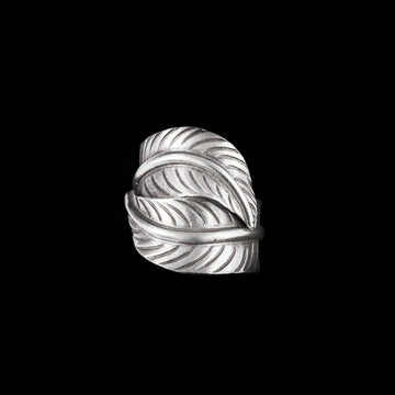 Cette bague en argent massif N°06 pour femme est artisanale et unique. Avec ses motifs nervures de feuilles faits main, elle est patinée pour faire ressortir son aspect végétal. Un vrai hommage à la Nature qui s’enroule autour de votre doigt - Itsara bijoux

