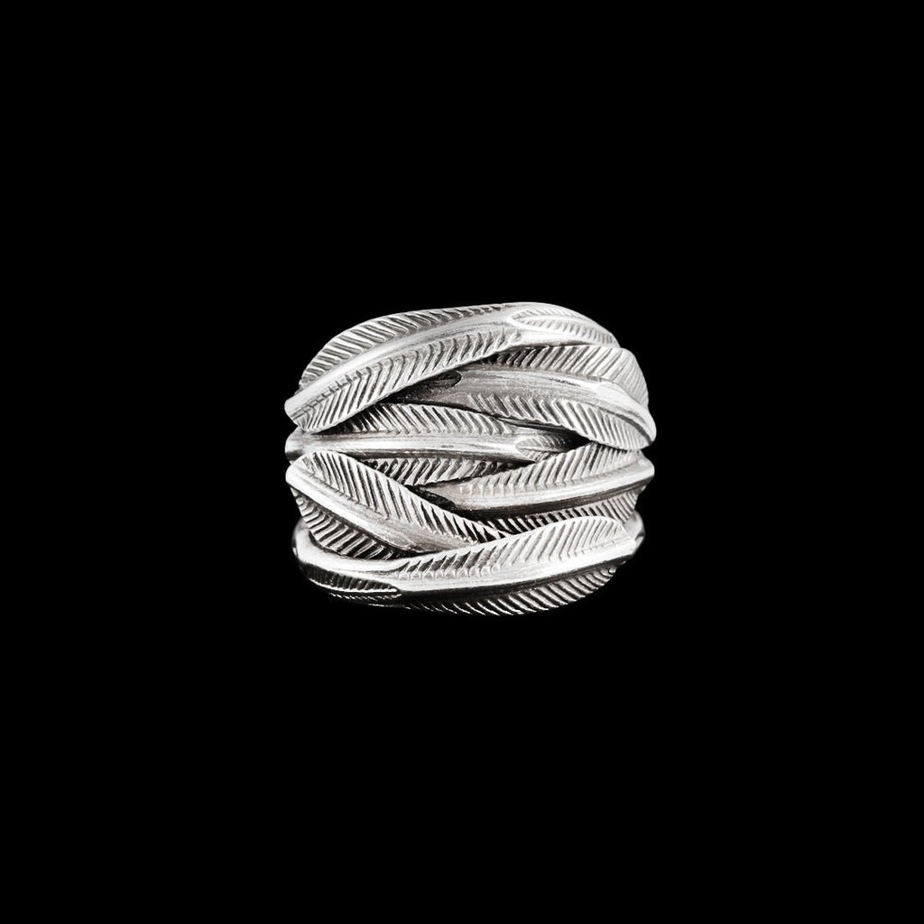 Belle bague artisanale en argent massif N°07, entièrement faite à la main. Composée de multiples feuilles entrelacées, ses nervures sont poinçonnées à main levée, avec une nervure principale en relief. La patine révèle le travail graphique, hommage au végétal - Itsara bijoux

