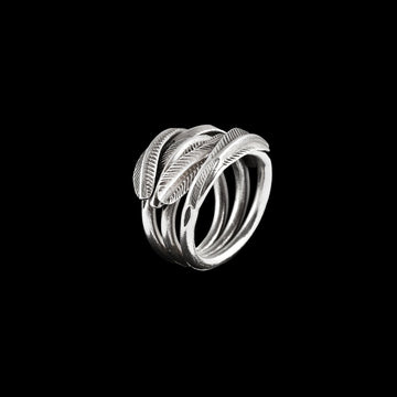 Belle bague en argent massif N°07, entièrement faite à la main et composée de feuilles entrelacées. Les nervures, en relief et patinées, révèlent un design graphique qui rend hommage à la Nature, inspiré par le culte animiste du peuple Karen - Itsara bijoux

