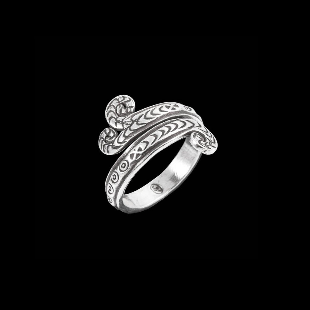 Bague pour femme en argent N°03 de Itsara Bijoux. Avec ses trois volutes et ses poinçons artisanaux, cette pièce unique allie élégance et confort - Itsara bijoux
