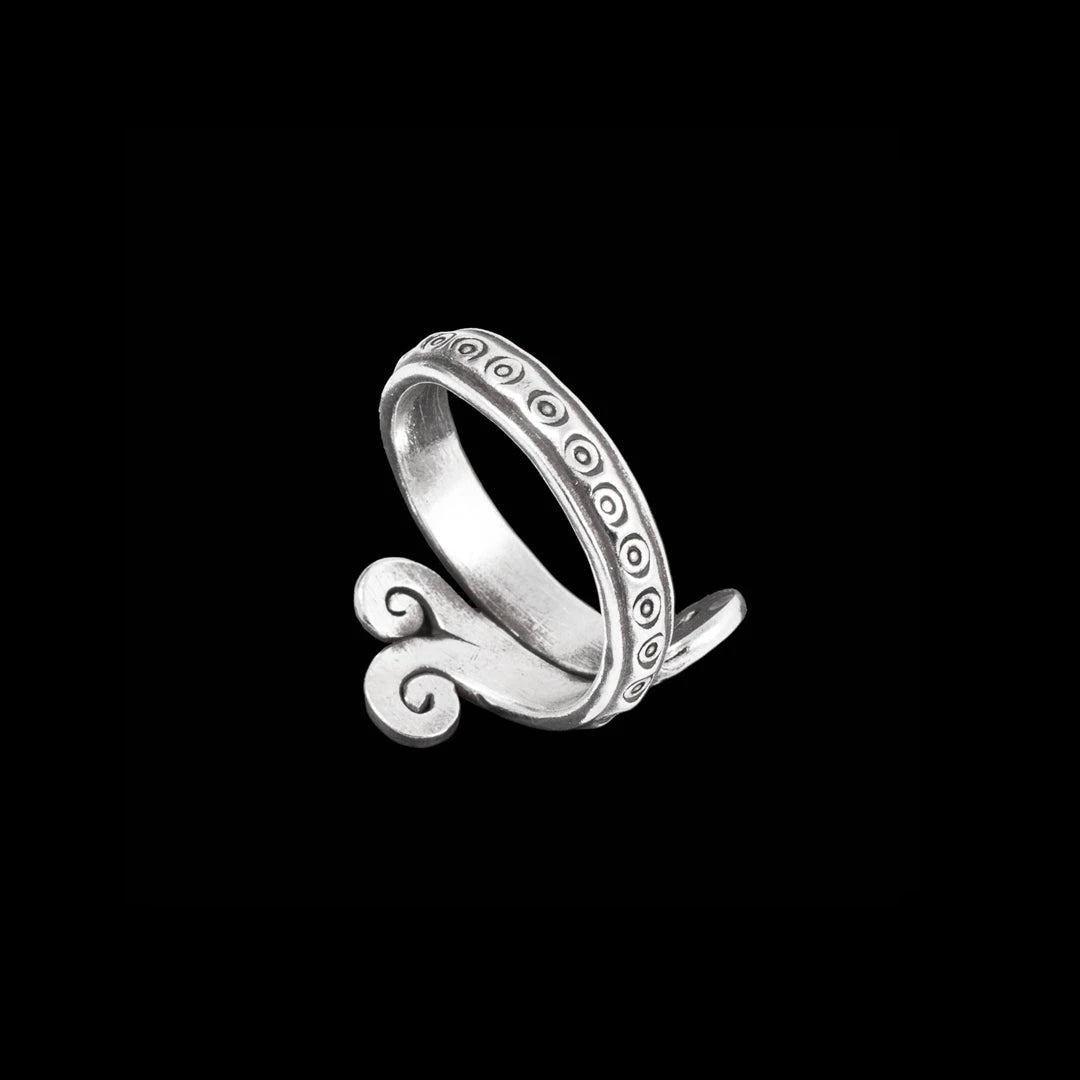 Bague pour femme en argent N°03 signée Itsara Bijoux. Son design unique avec volutes et gravures faites main en fait un choix parfait pour un look distinctif - Itsara bijoux