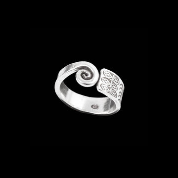 Bague artisanale en argent massif avec une spirale protectrice et des motifs ethniques traditionnels. Chaque détail est façonné à la main, capturant l'essence des tribus du triangle d'or.