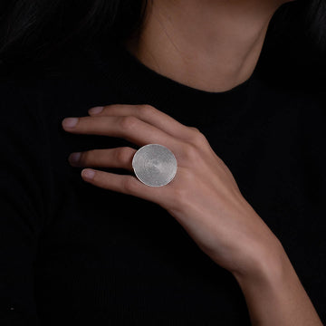 Bague pour femme en argent massif spirale N°30 par Itsara Bijoux. Sa spirale façonnée à la main à partir de fil d'argent pur en fait une pièce artisanale à la fois unique et élégante - Itsara bijoux
