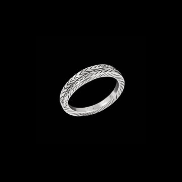 Bague artisanale en argent massif ethnique N°16, design travaillé à la main. La gravure en relief, inspirée par les nervures des feuilles, est révélée par une patine raffinée artisanale ethnique en argent massif pour homme - Itsara bijoux 