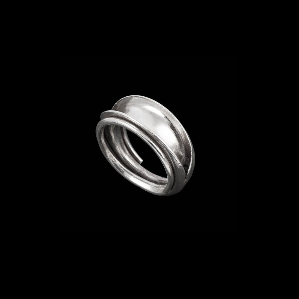 Bague homme artisanale en argent massif ethnique N°22, avec une surface patinée et une courbe élégante sur le dessus - Itsara bijoux