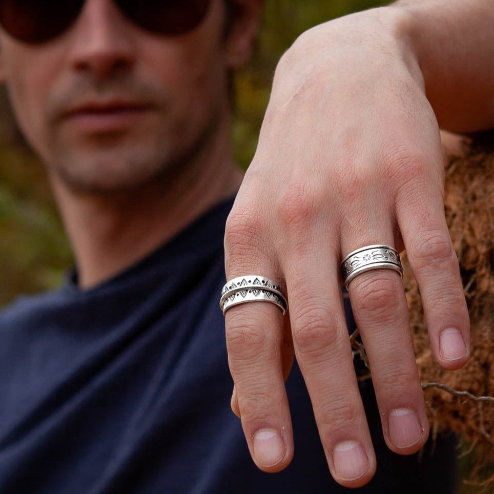  Bague en argent N27 massif pour homme, faite à la main, ornée de motifs ethniques symétriques. La patine révèle la finesse du poinçonnage traditionnel, ajoutant une touche authentique à ce bijou artisanal-istara bijoux 