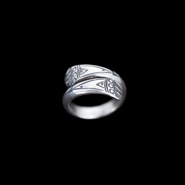 bague en argent massif pour homme, poinçonnée de motifs tribaux ethniques à main levée. Sa finition patinée révèle un design unique et authentique.