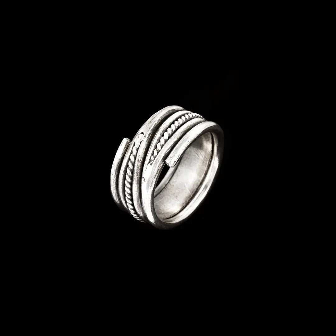 bague en argent massif pour homme. Le design ethnique avec fil torsadé apporte une touche originale et puissante à ce bijou artisanal.