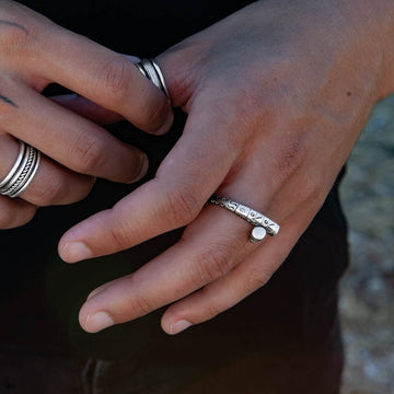 modèle masculin portant une bague en argent massif ethnique réalisé entièrement à la main par les artisans karen