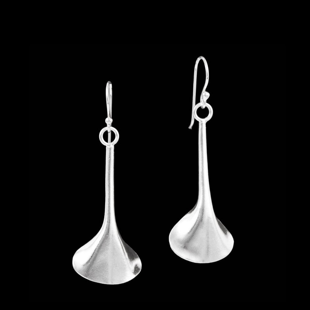 Boucles d'oreilles pendantes en argent massif contemporaines N°16, artisanales et entièrement faites à la main. Leur forme originale et courbée s'adapte parfaitement à votre style - Itsara bijoux