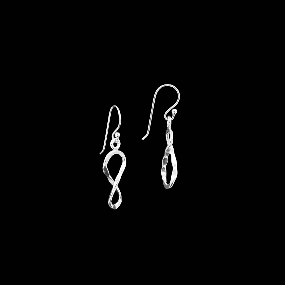 Jolies boucles d'oreilles en argent massif contemporaines N°17, pendantes et faites à la main, incarnant le symbole de l'infini. Élégantes et légères, elles sont un accessoire intemporel - Itsara bijoux