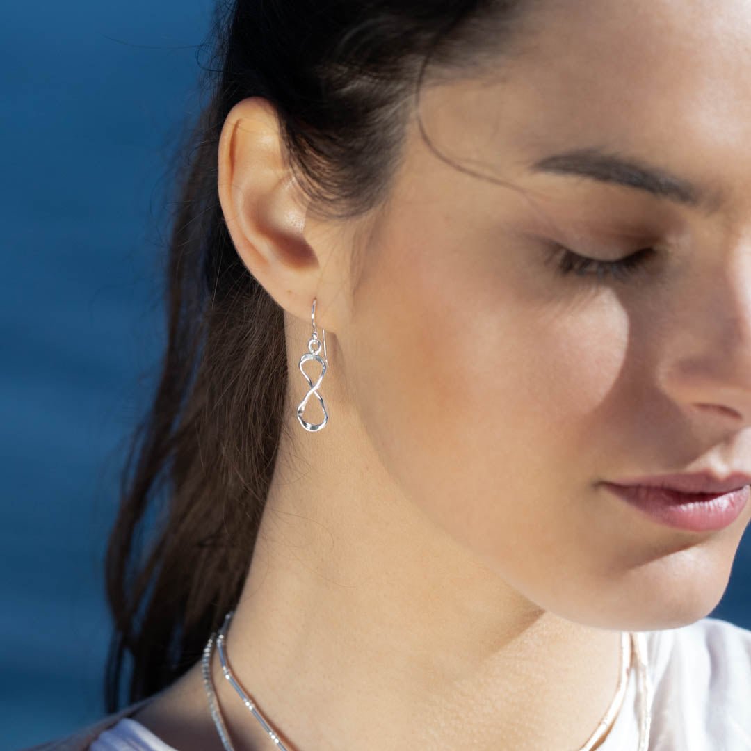 Boucles d'oreilles artisanales en argent massif contemporaines N°17, pendantes et représentant l'infini. Leur design contemporain et lumineux en fait un choix idéal pour toutes les occasions - Itsara bijoux