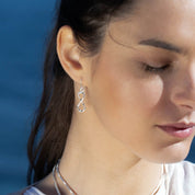 Boucles d'oreilles artisanales en argent massif contemporaines N°17, pendantes et représentant l'infini. Leur design contemporain et lumineux en fait un choix idéal pour toutes les occasions - Itsara bijoux