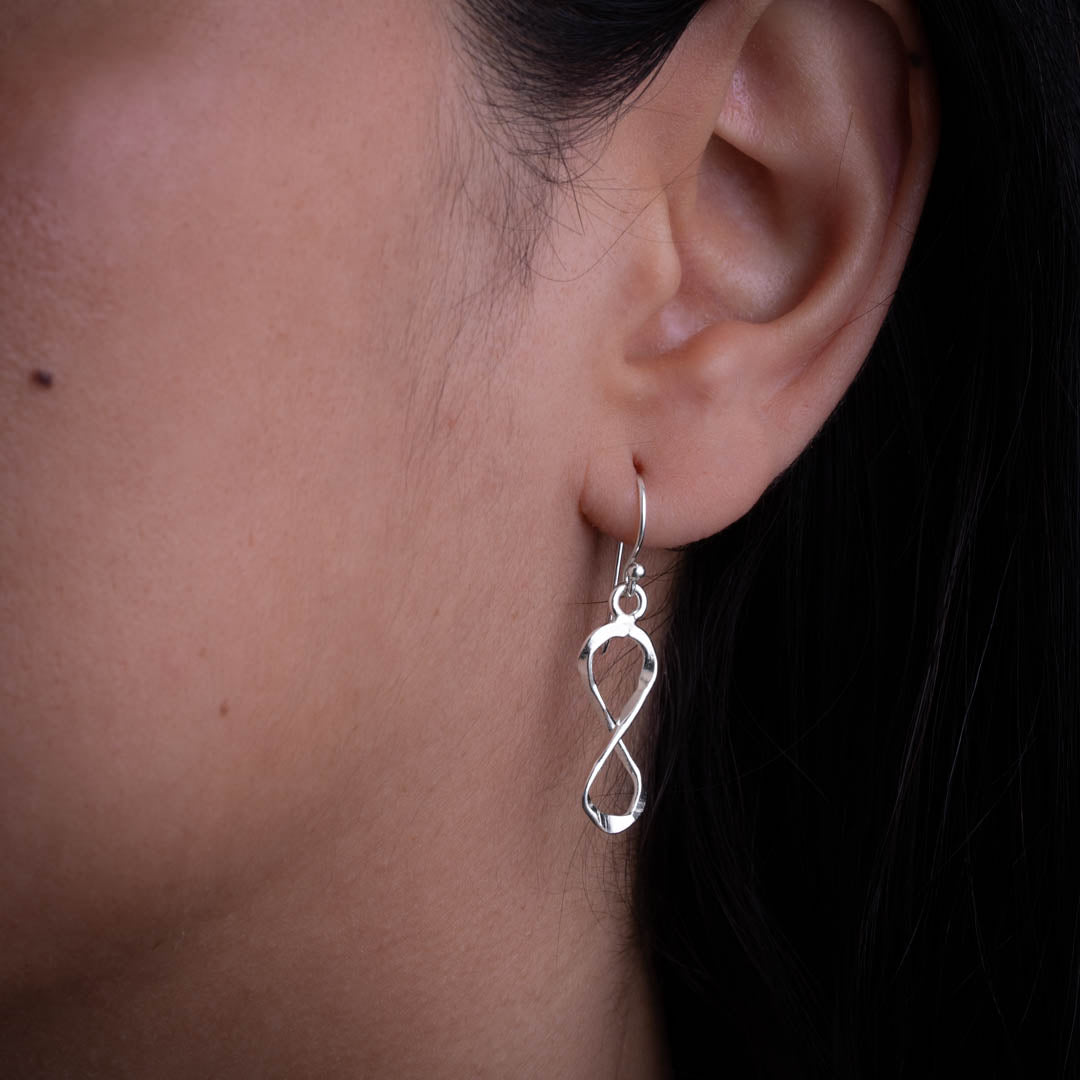 Boucles d'oreilles en argent massif contemporaine N°17 pour femme, pendantes et artisanales, illustrant le symbole de l'infini. Leur légèreté et leur éclat leur confèrent un charme contemporain - Itsara bijoux