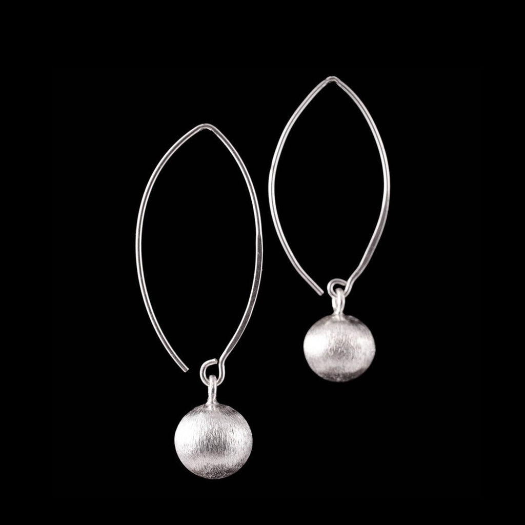 Boucles d'oreilles artisanales en argent massif contemporaines N°18, à la ligne épurée et contemporaine. Les perles griffées captent délicatement la lumière, créant un effet aérien - Itsara bijoux