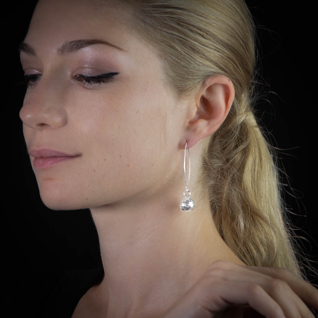 Boucles d'oreilles en argent massif N°32, artisanales et contemporaines, avec des perles martelées et des tiges ovales. Légères et graphiques - Itsara bijoux