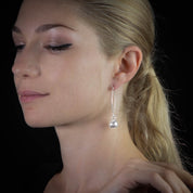 Boucles d'oreilles en argent massif N°32, artisanales et contemporaines, avec des perles martelées et des tiges ovales. Légères et graphiques - Itsara bijoux