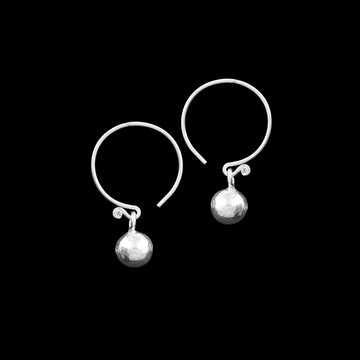 Boucles d'oreilles artisanales en argent massif contemporaines N°37, avec de jolies perles suspendues à des crochets arrondis. Sobres et épurées, elles subliment votre port de tête - Itsara bijoux