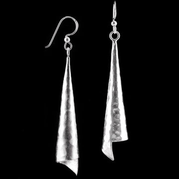 Longues boucles d'oreilles artisanales en argent massif contemporaines N°54, pendantes et élégantes. Découpées en forme de triangle, ces pièces en argent pur illuminent votre visage avec leur éclat martelé - Itsara bijoux