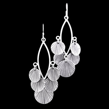 Jolis boucles d'oreilles en argent massif contemporaines N°62, ornés de pièces striées et patinées qui dansent à chaque mouvement de tête. Des boucles d'oreilles originales et élégantes, entièrement faites à la main - Itsara bijoux